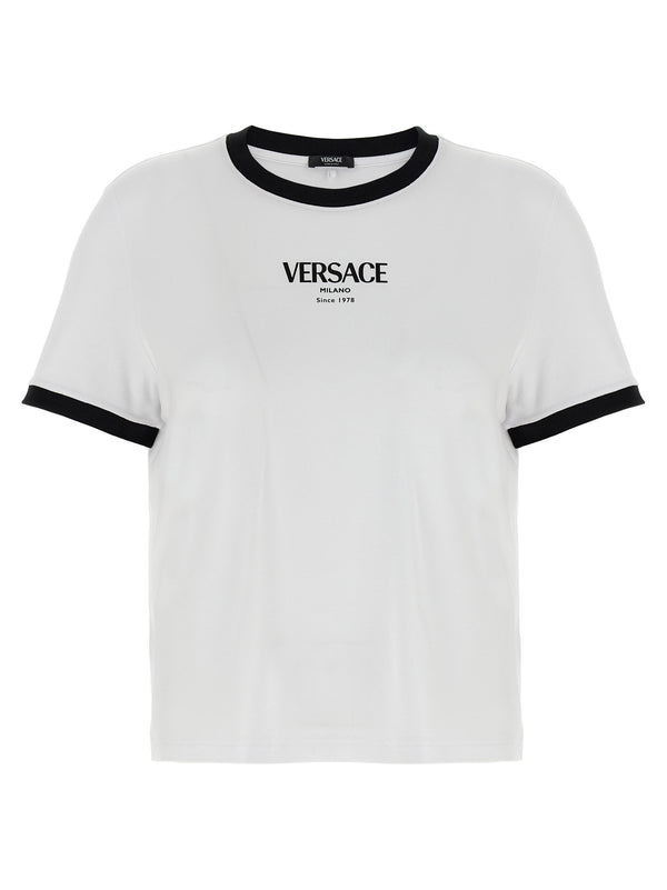 تيشيرت Versace بتصميم مطبوع شعار-قميص — أبيض