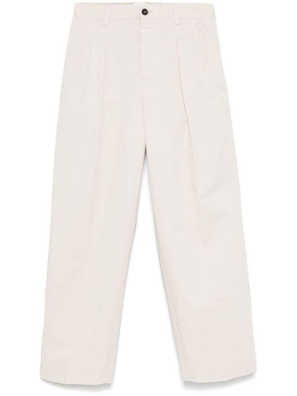 Closed trousers in beige