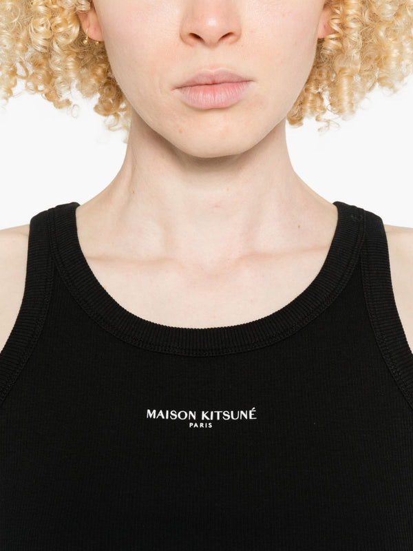 قميص بدون أكمام قطن مطرز بتصميم Maison Kitsuné شعار — أسود