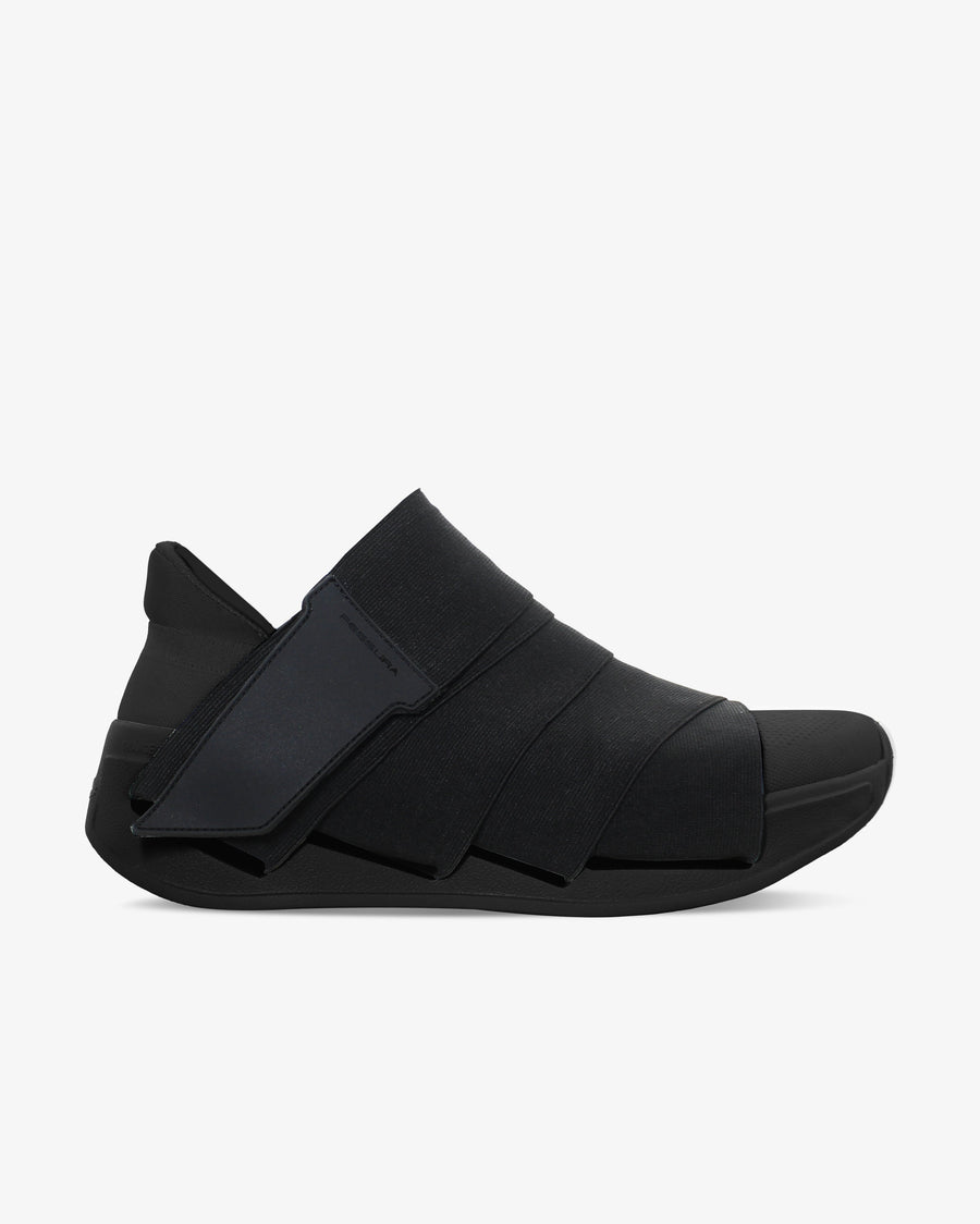 Fessura Italia Elastic fabric sneaker in black