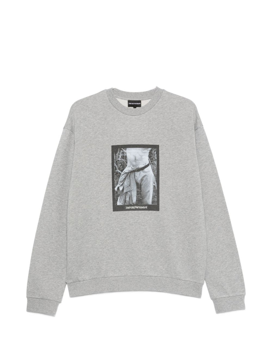 سويت شيرت Emporio Armani بطبعة فوتوغرافية — رمادي