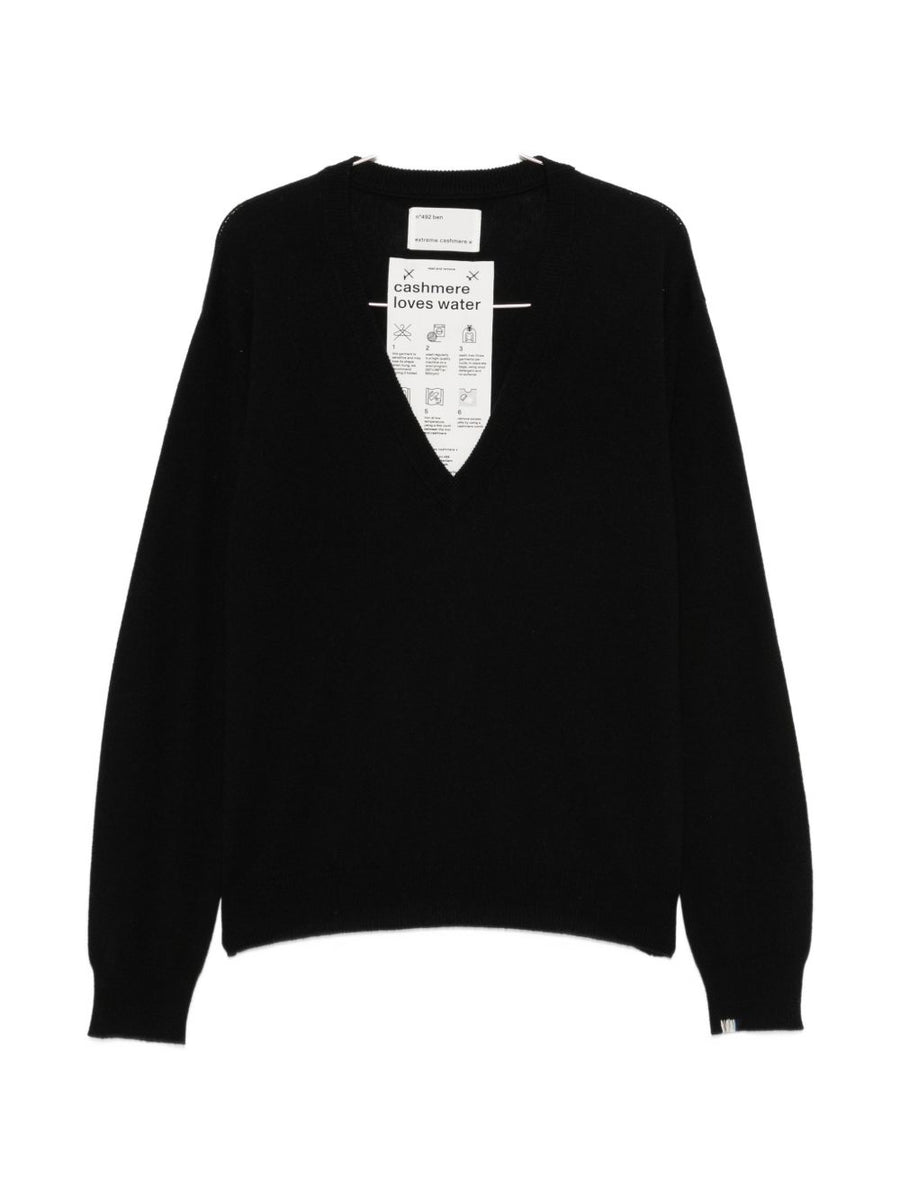 تي شيرت بياقة الرقبة على شكل حرف V من extreme cashmere كشمير كنزة — أسود