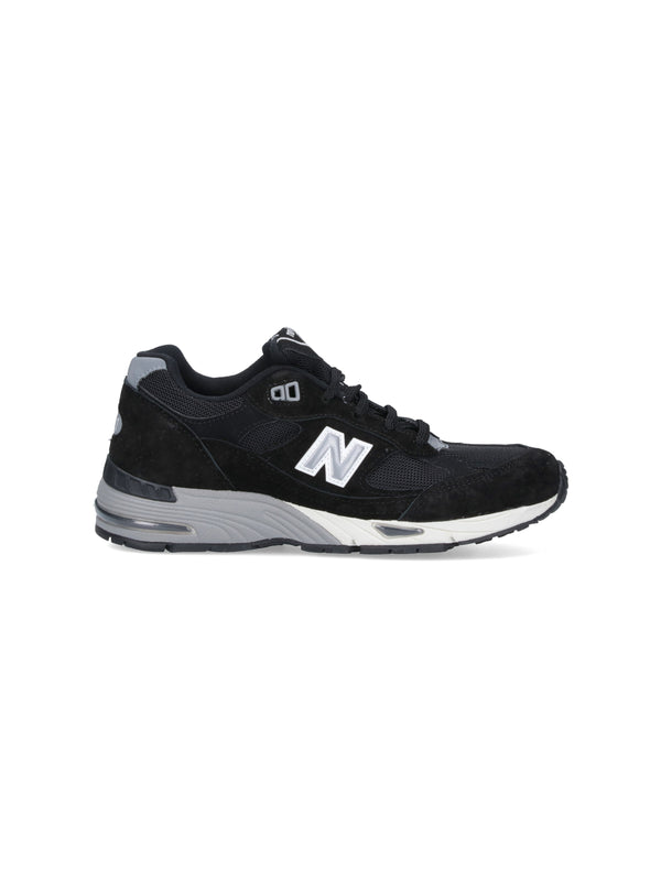 New Balance Suede sneaker in black