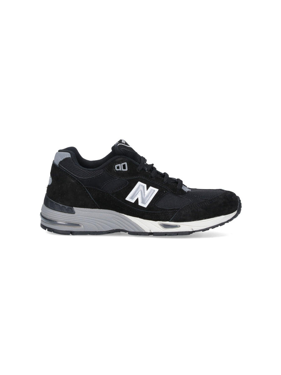New Balance Suede sneaker in black
