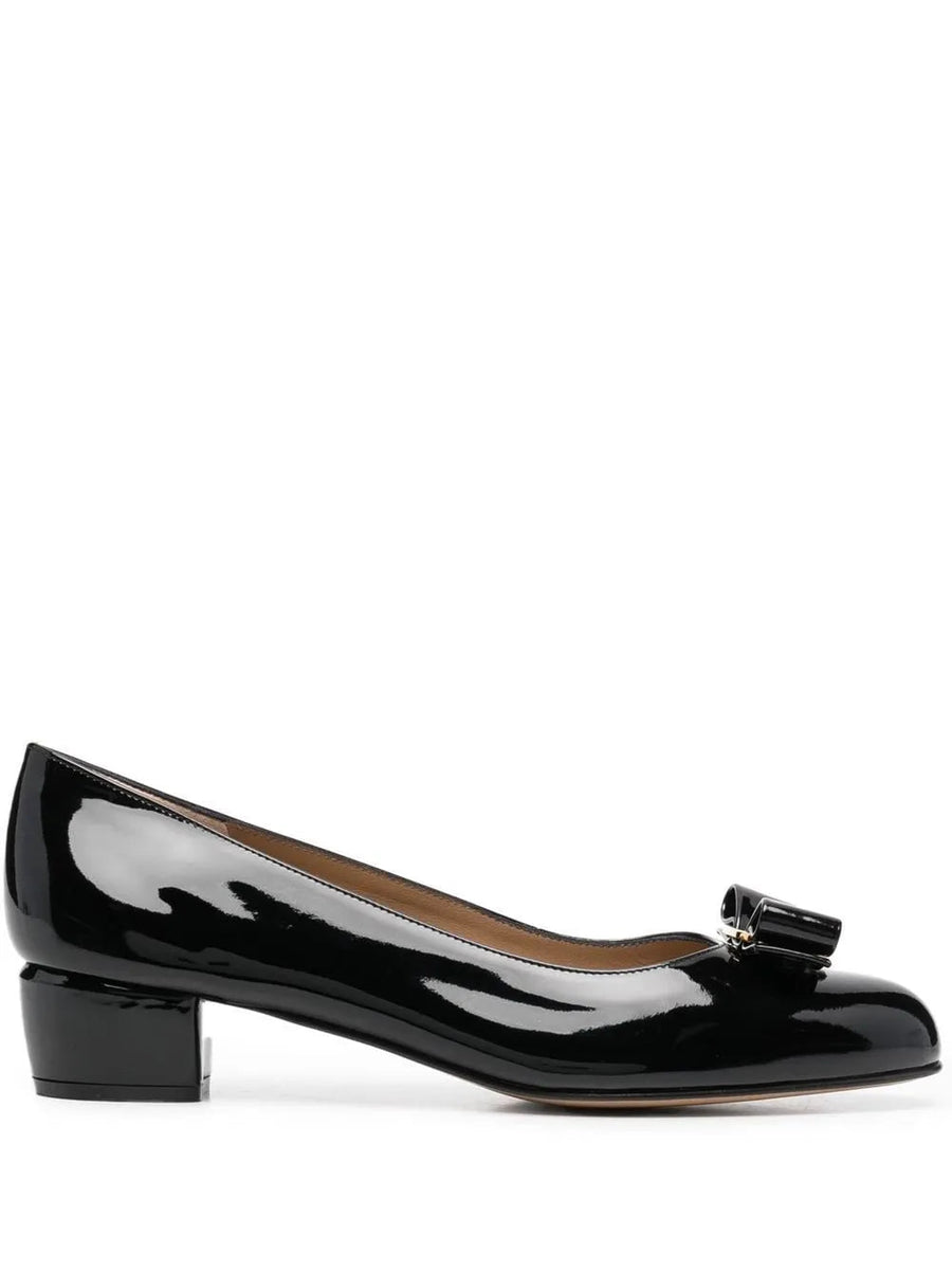 Ferragamo Leather pump in black