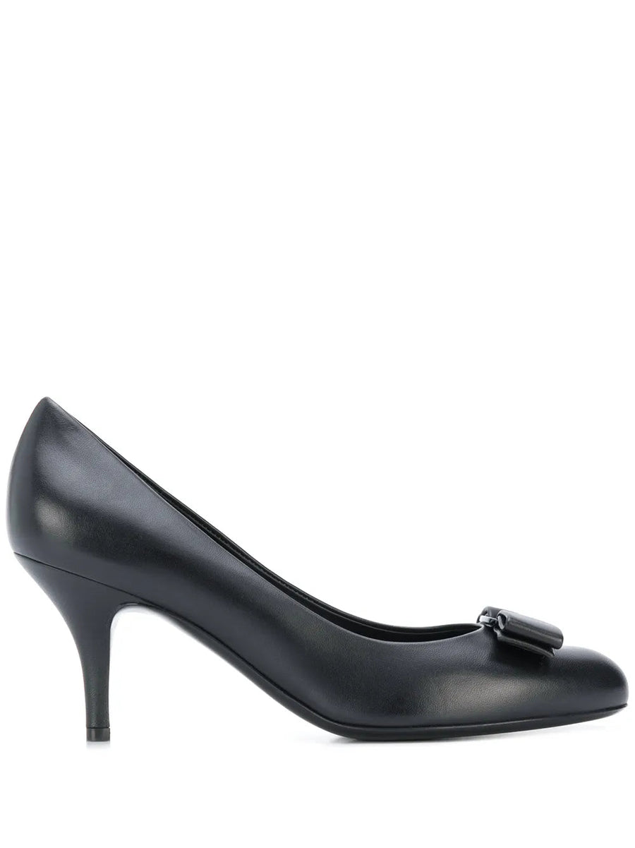 Ferragamo Black leather pump in black