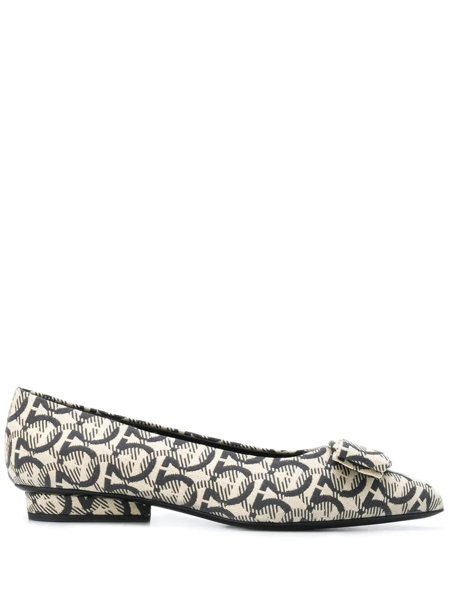 Ferragamo Leather ballerina flat in beige