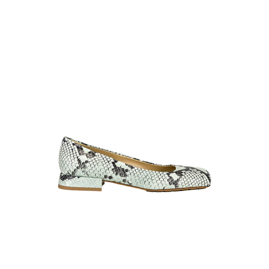 Bottega Veneta Leather flat in blue