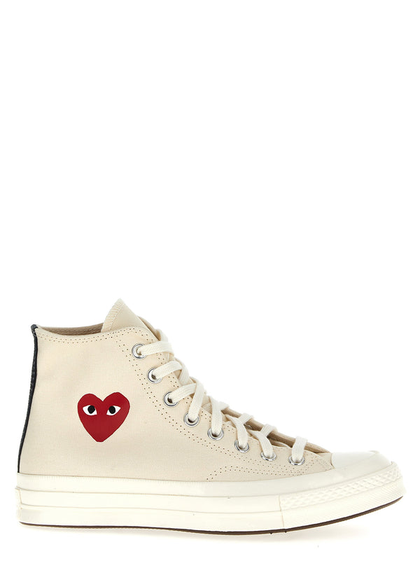 حذاء رياضي مرتفع بطبعة قلوب Comme Des Garçons Play كانفا — كشمري