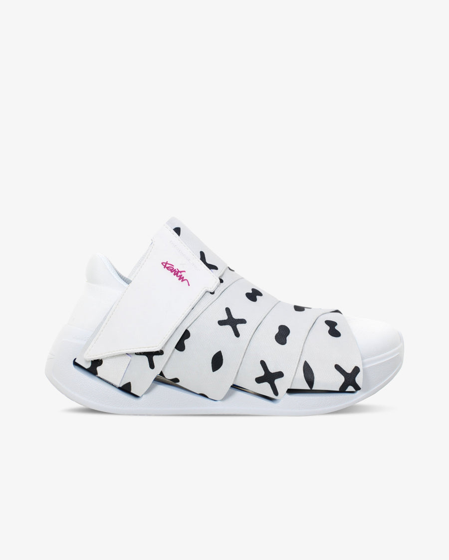 Fessura Italia Canvas with rubber velcro closure sandal in white
