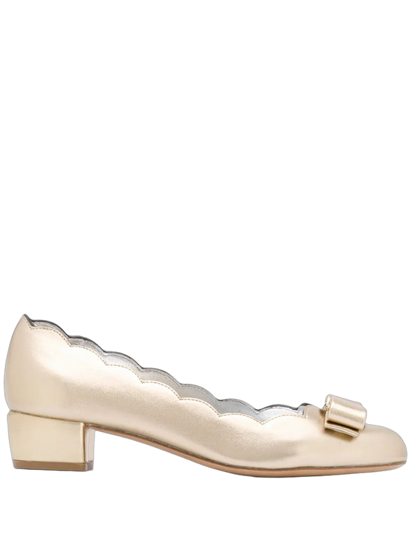 Ferragamo Leather pump in gold