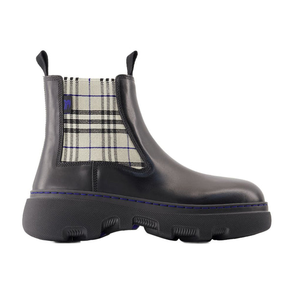 Burberry Calfskin boot in black
