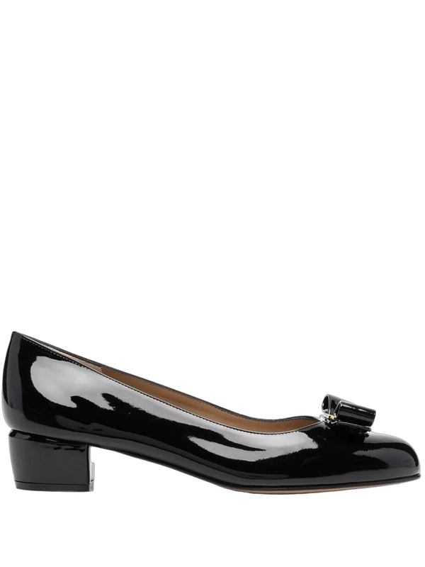 Ferragamo Leather pump in black