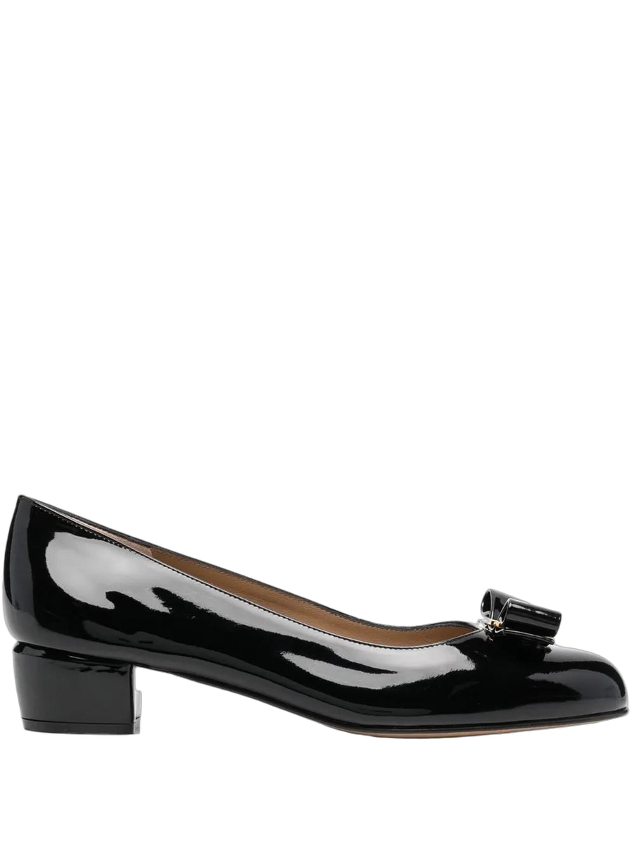 Ferragamo Leather pump in black