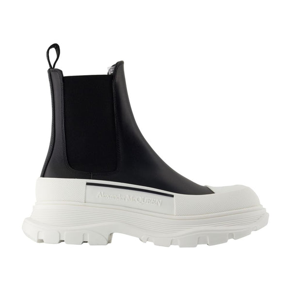Alexander McQueen calfskin boot in black