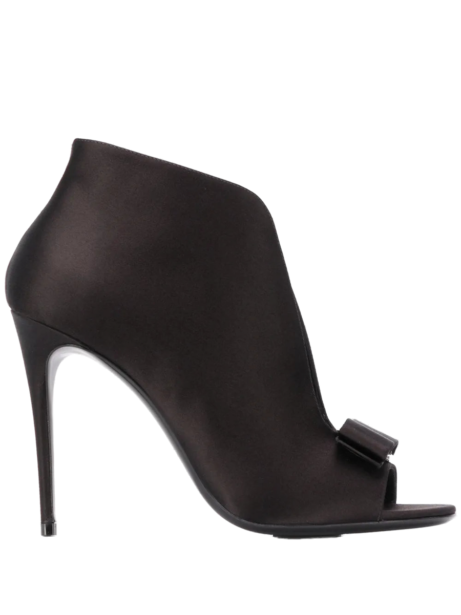 Ferragamo pumps in black