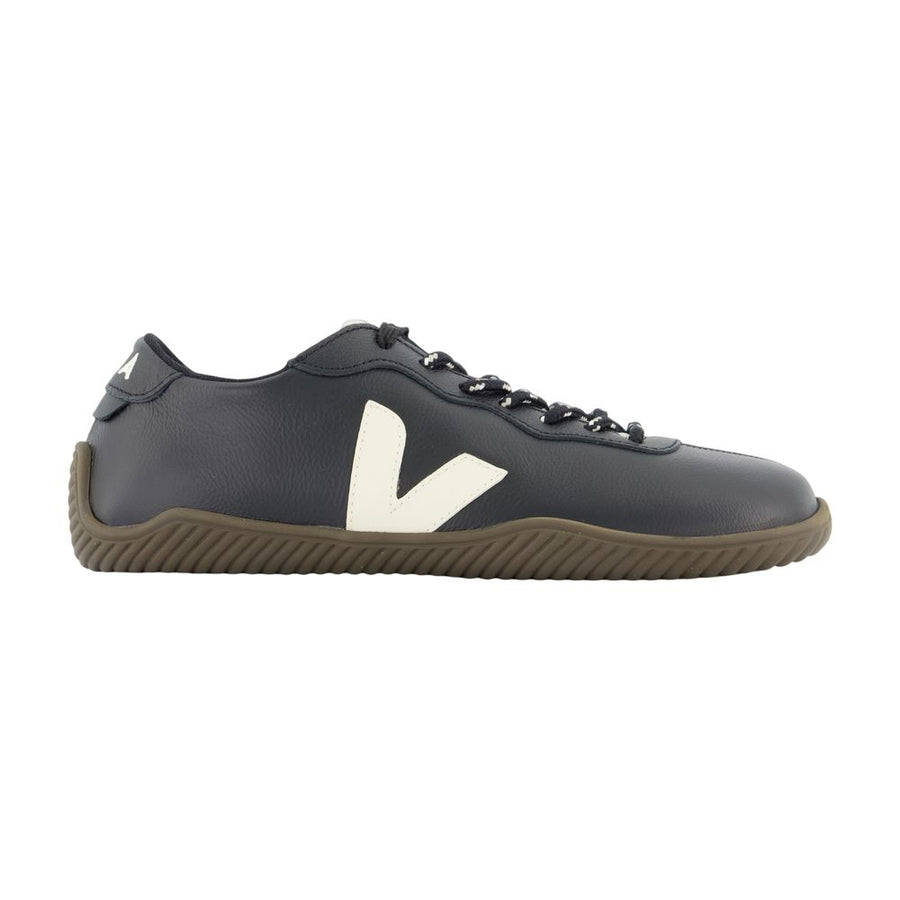 Veja Calfskin flat in black