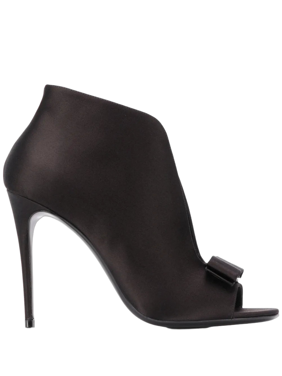Ferragamo pump in black