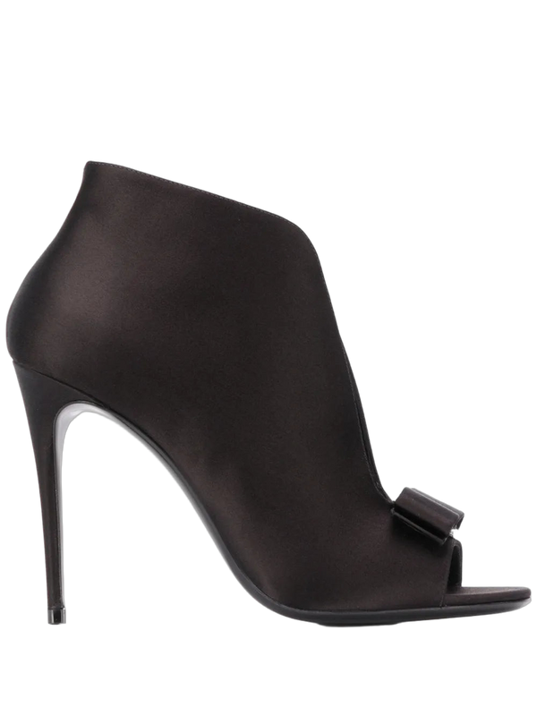 Ferragamo pump in black