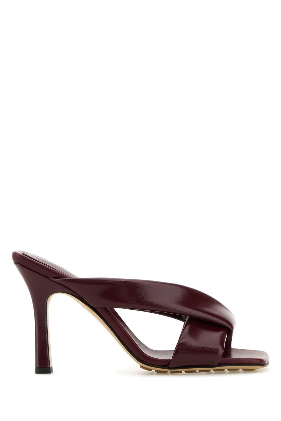 Bottega Veneta Tacco Exterior: 100% Calf mule in burgundy