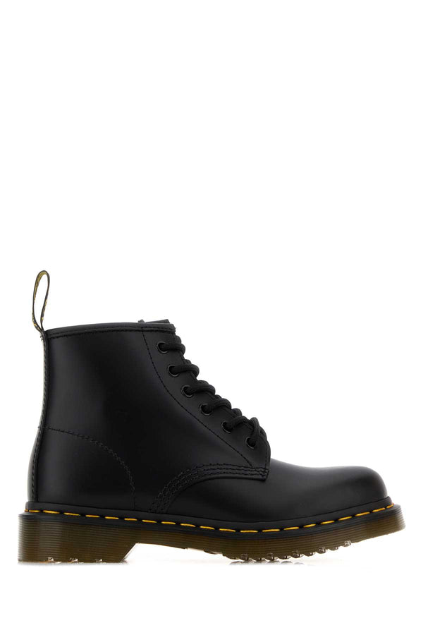 Dr Martens Boot Exterior: 100% Leather boot in black