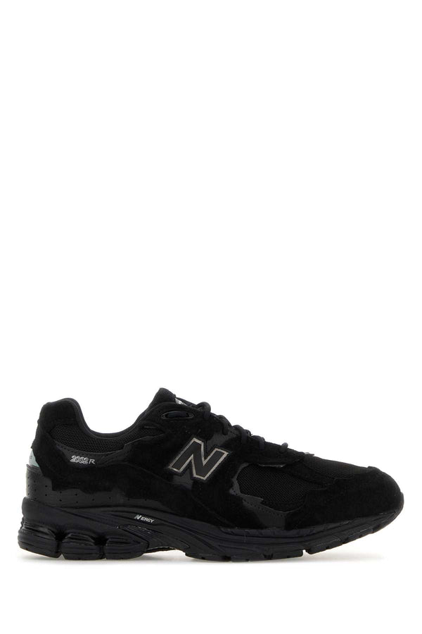 New Balance Exterior: 100% Leather 100% Fabric Interior: 100% Fabric Sole: Rubber sneaker in black