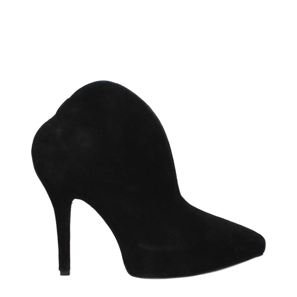 AlaïA Suede ankle boot in black