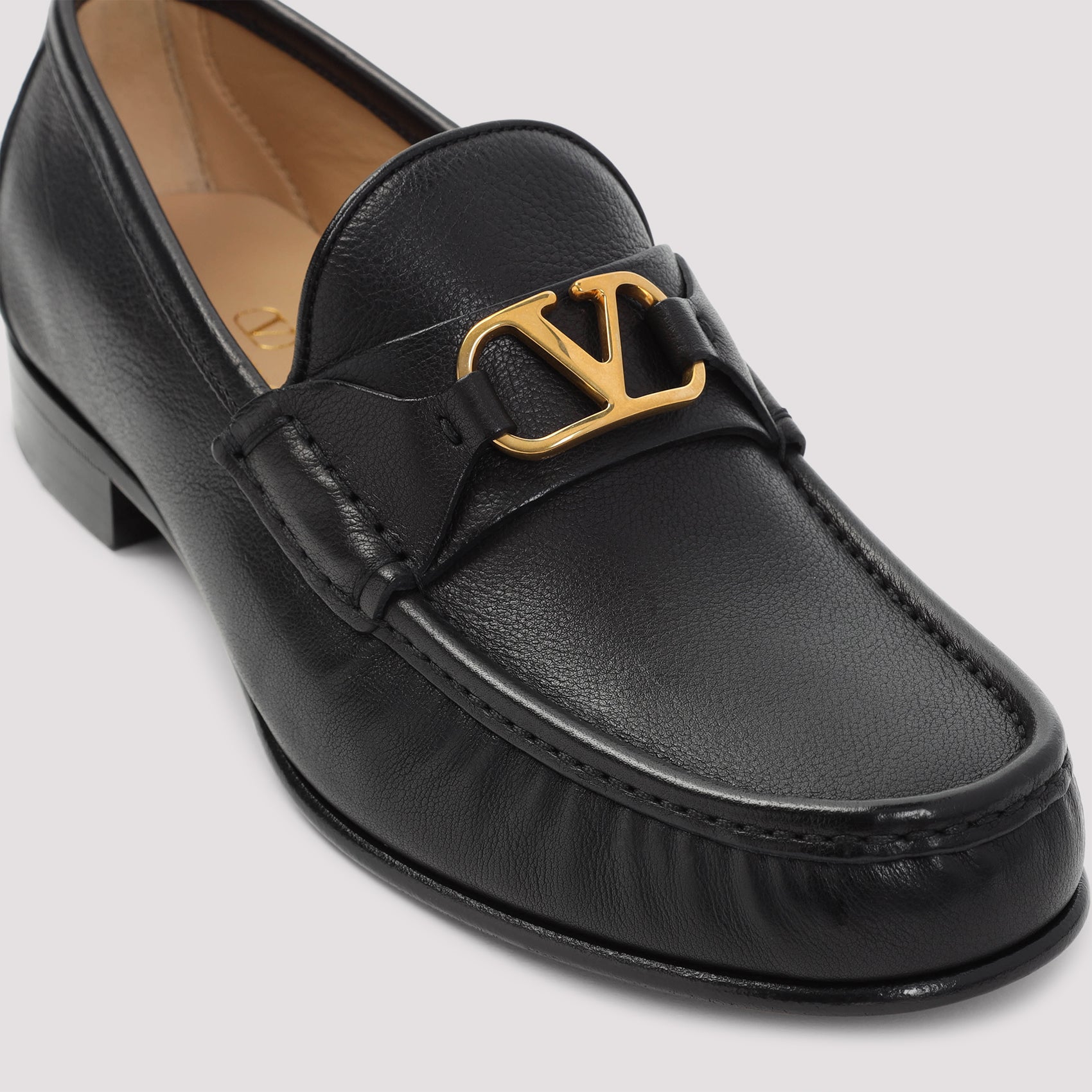 Signature V-logo Loafer Black Leather Shoe