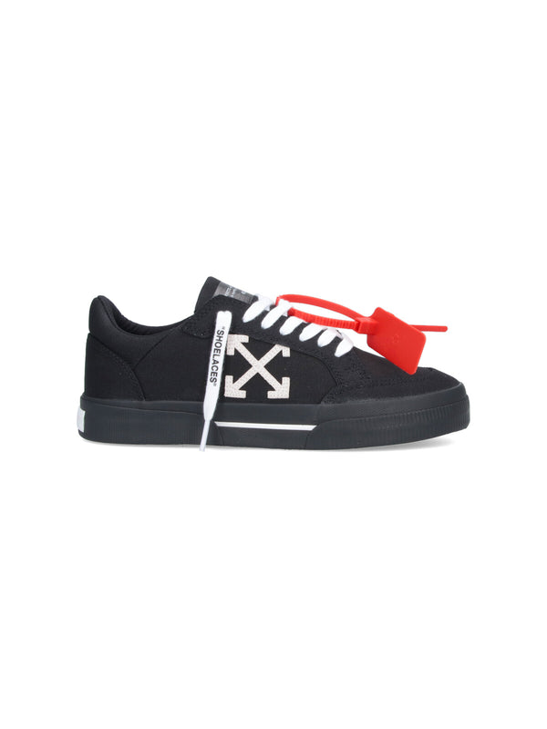 Off-White Upper: 95% Cotton sneaker in black
