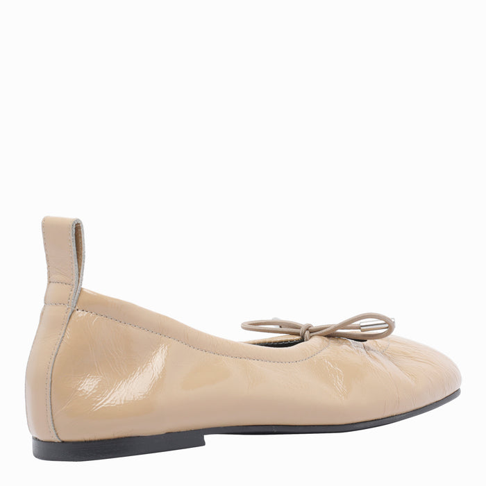 Alohas Flat Shoes Beige Patent Leather/rubber Sole