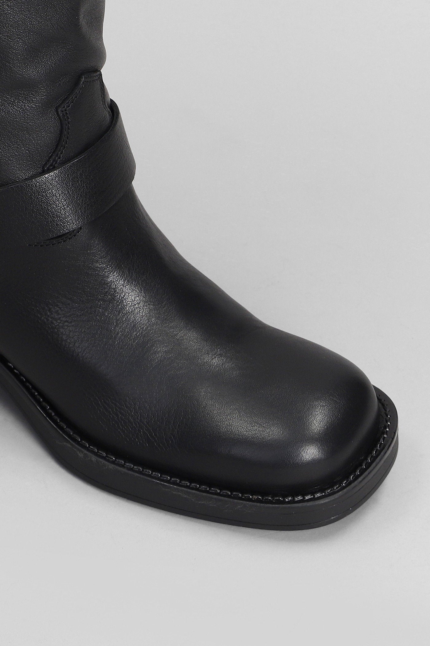 Blackpool low heels boots in black leather Scarpe