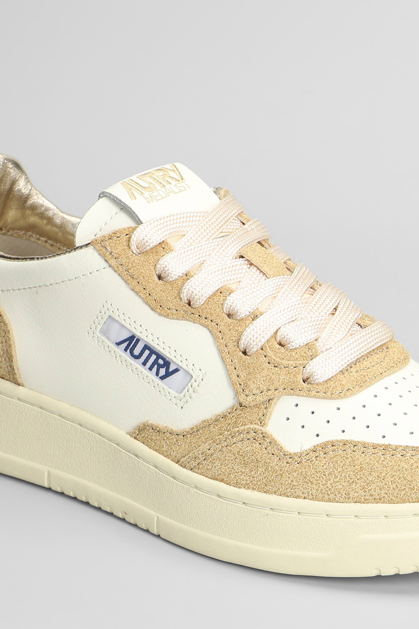 Medalist Low Sneakers in beige leather Scarpe