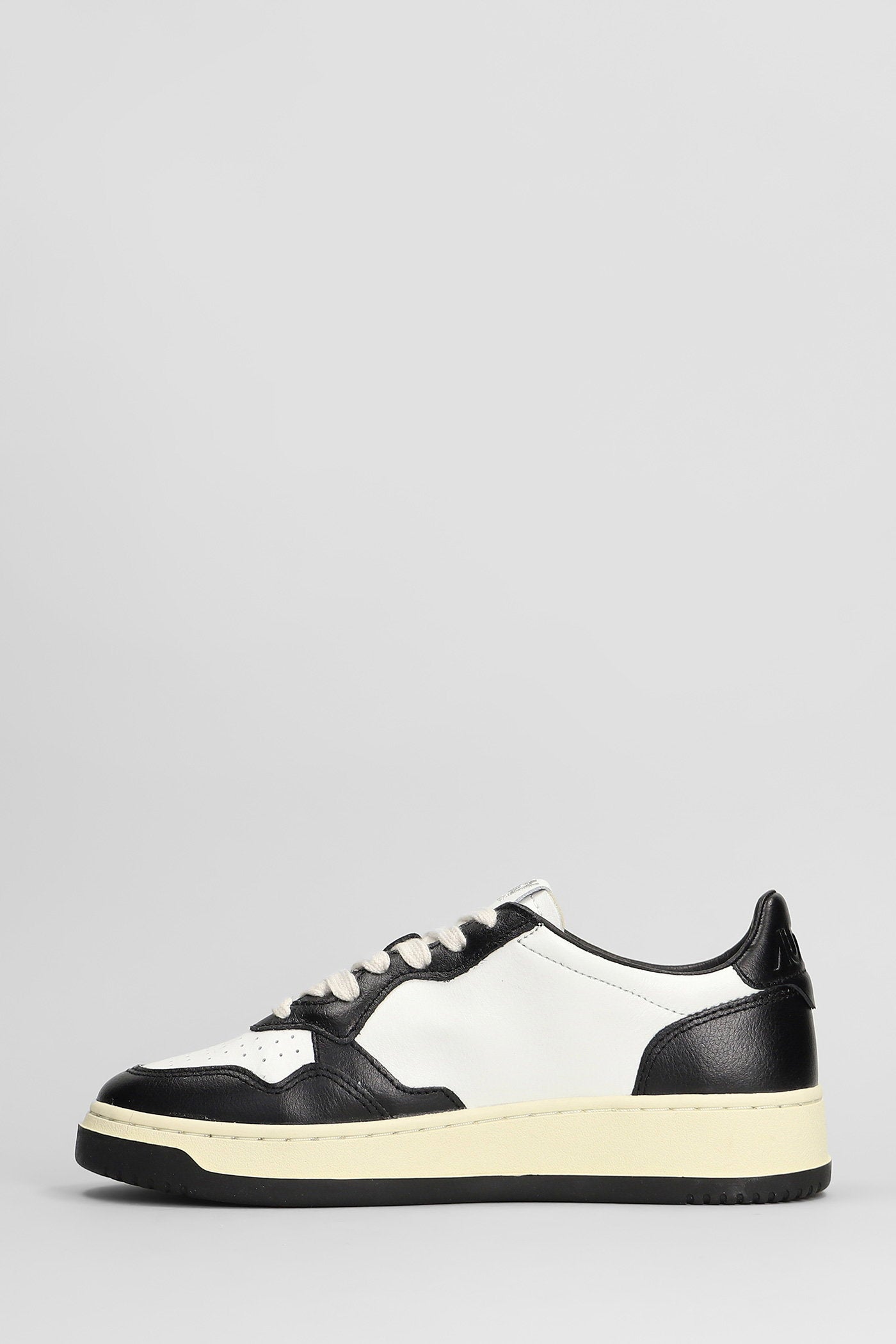 Medalist Low Sneakers in black leather Scarpe