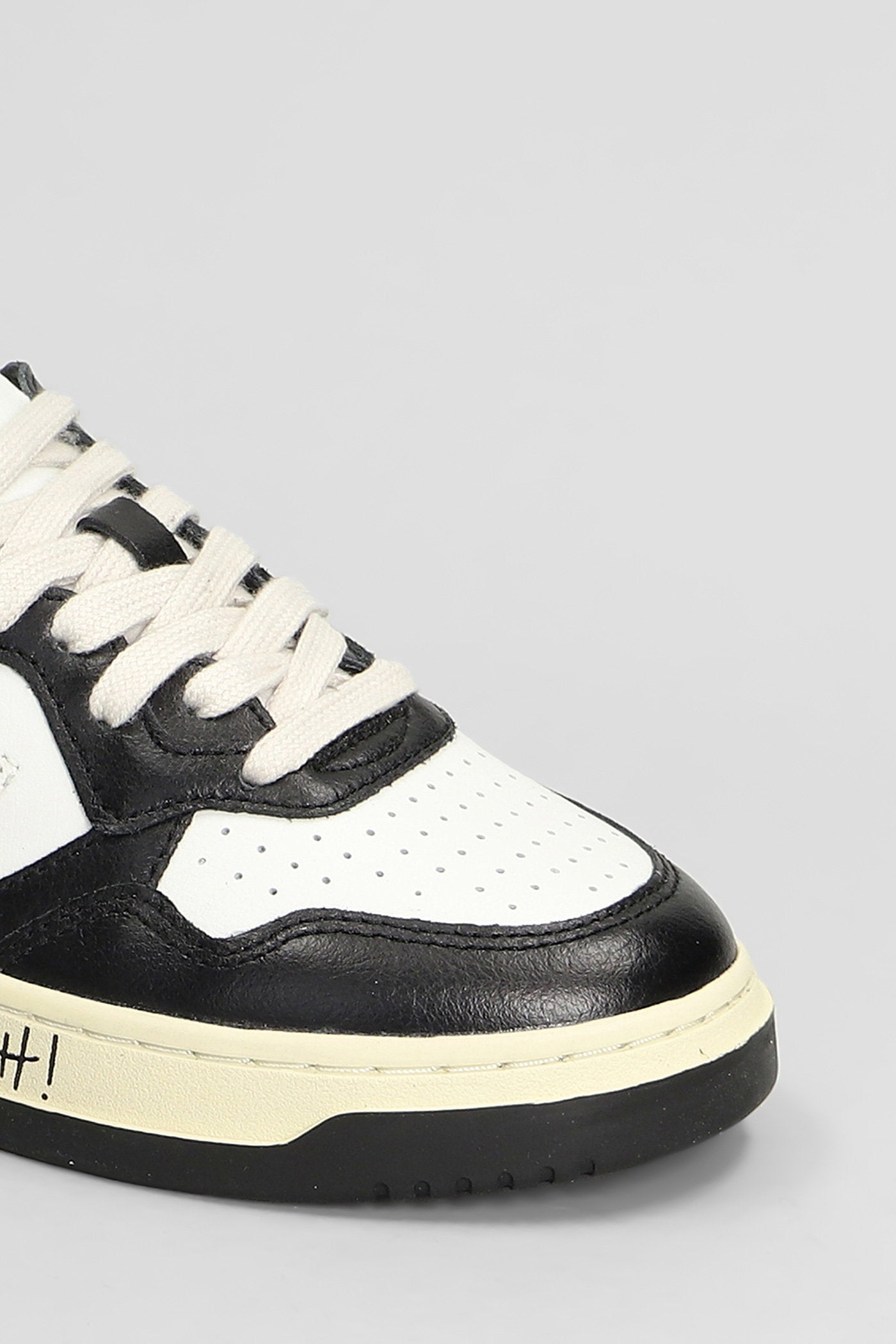Medalist Low Sneakers in black leather Scarpe