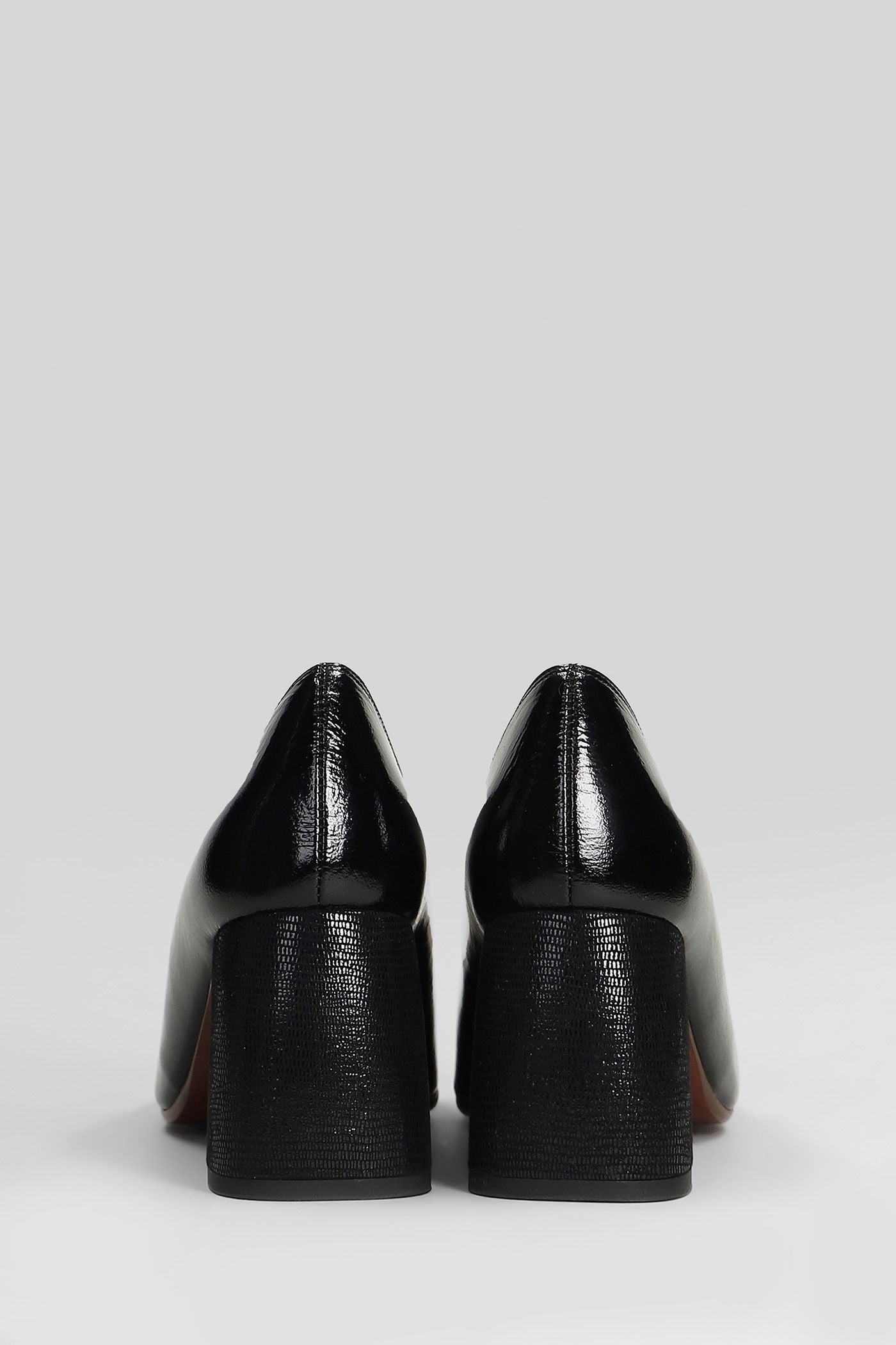 Sybro Pumps in black leather Scarpe