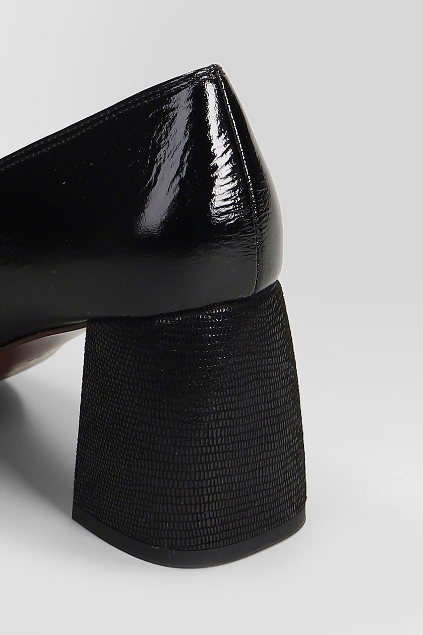 Sybro Pumps in black leather Scarpe