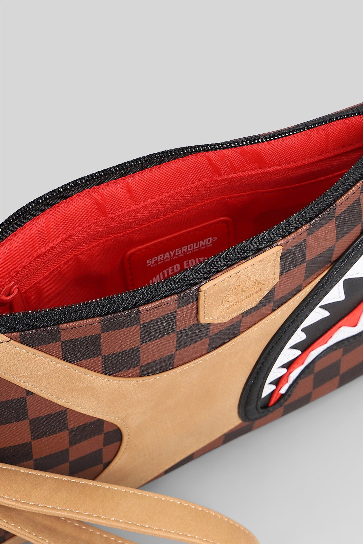 Clutch in brown PVC Borse
