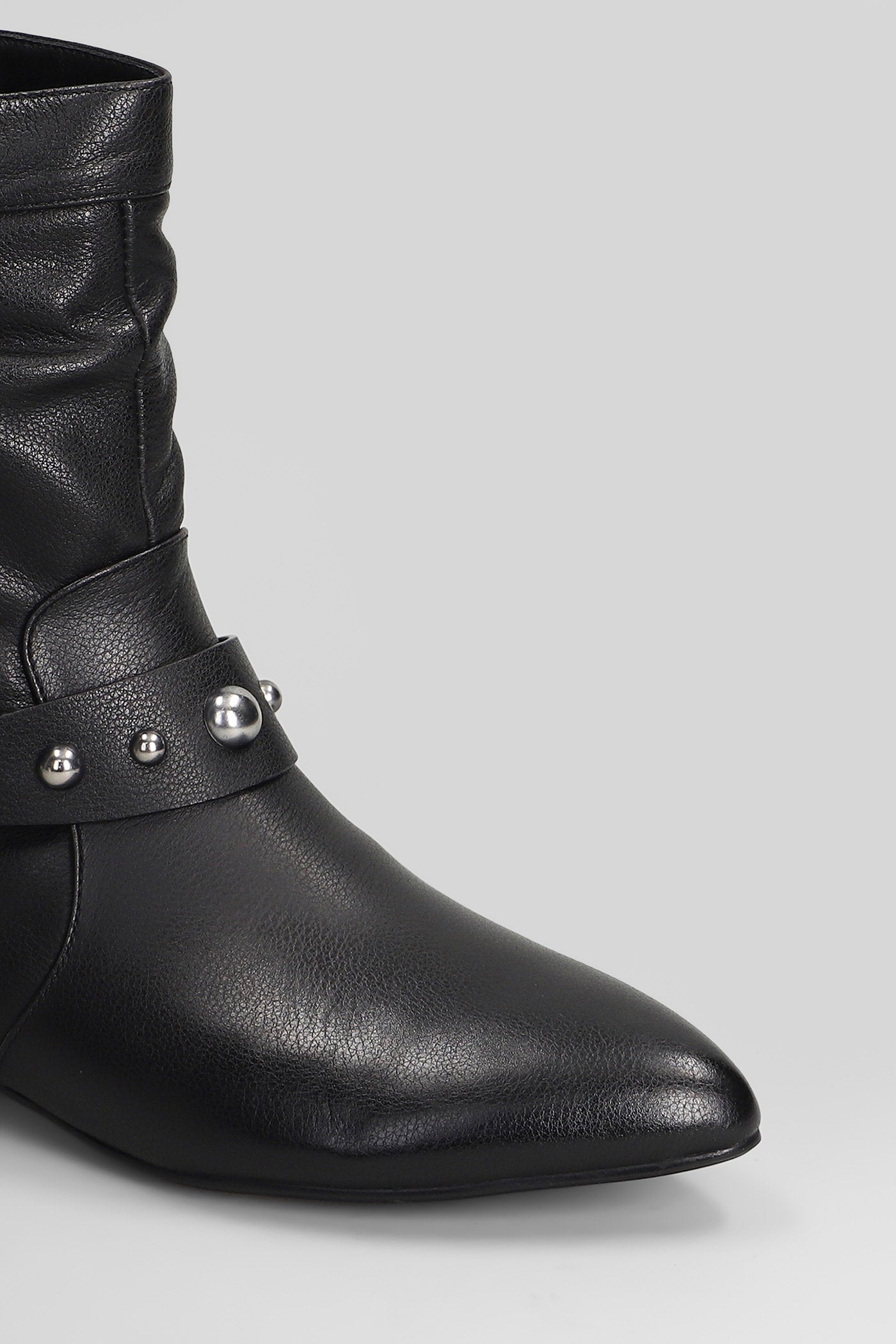 low heels Ankle boots in black leather Scarpe