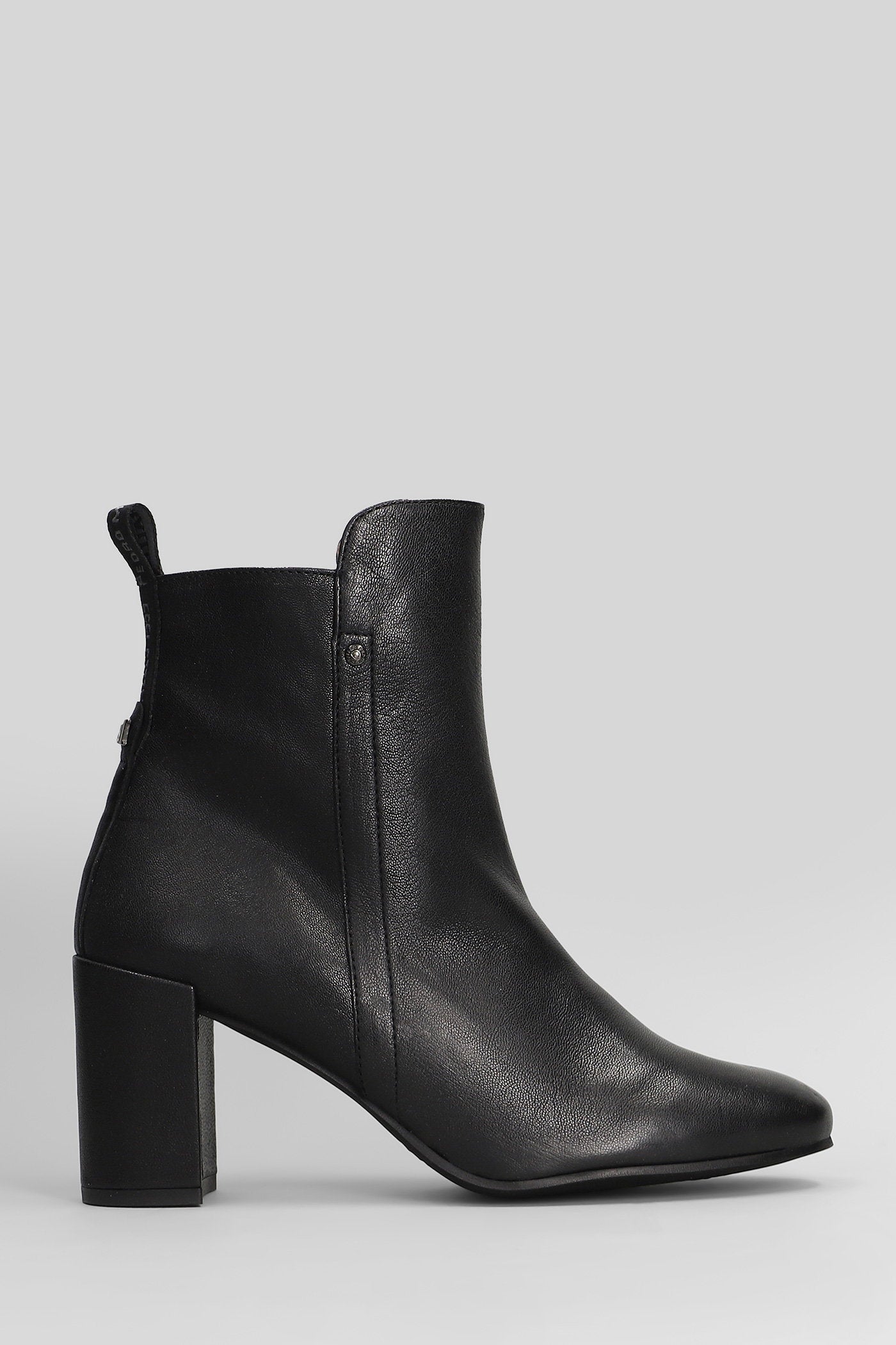 High heels Ankle boots in black leather Scarpe