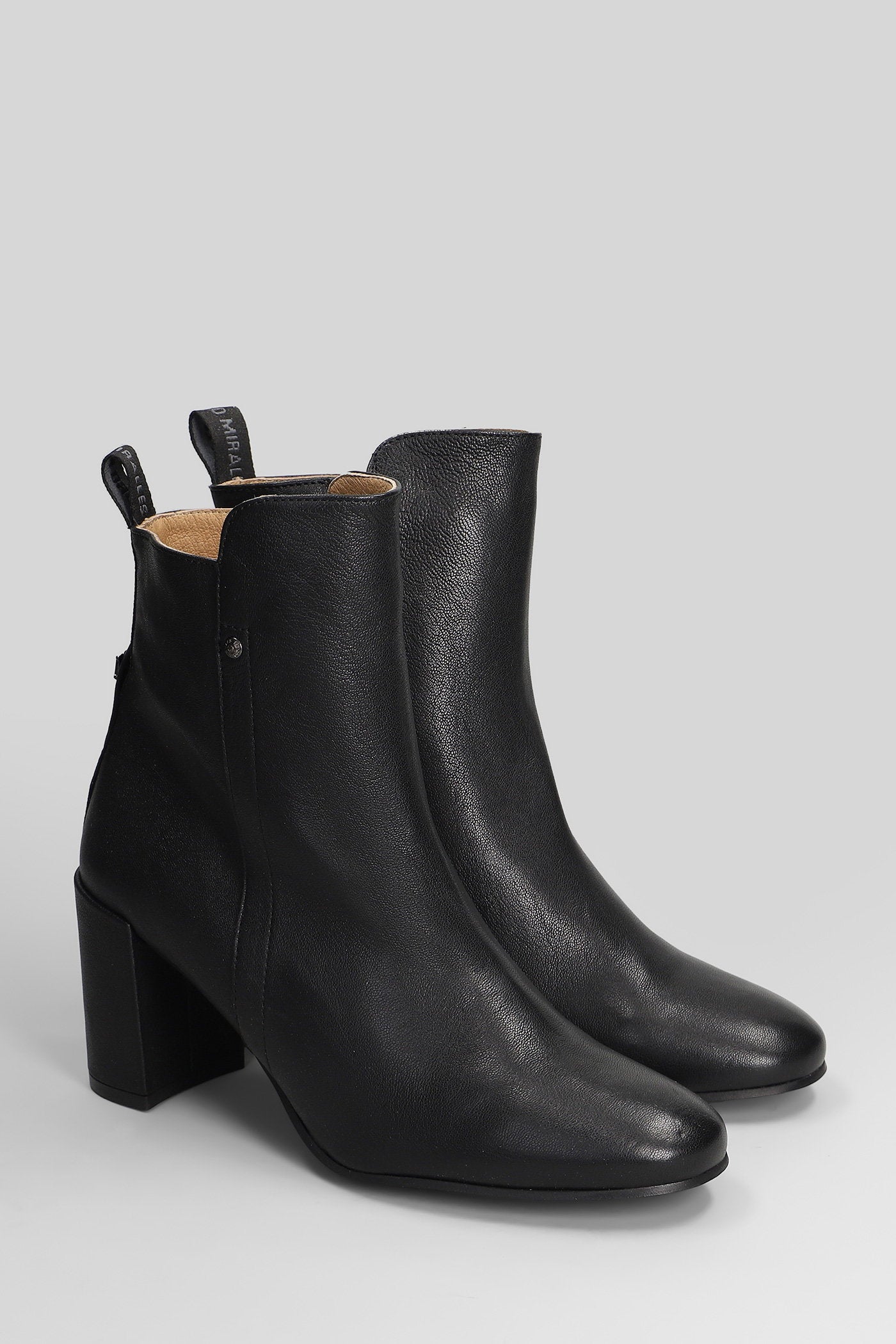 High heels Ankle boots in black leather Scarpe