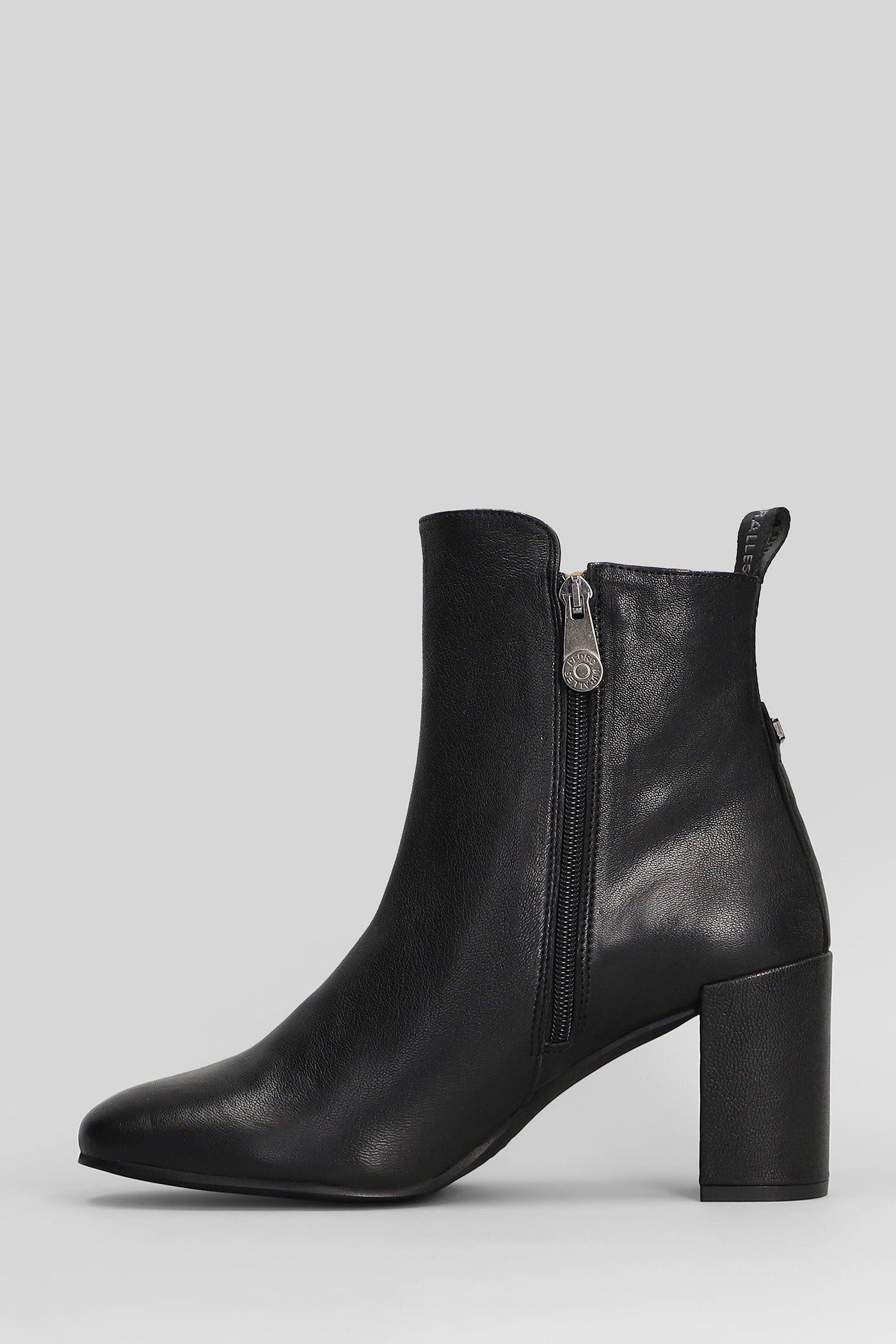 High heels Ankle boots in black leather Scarpe