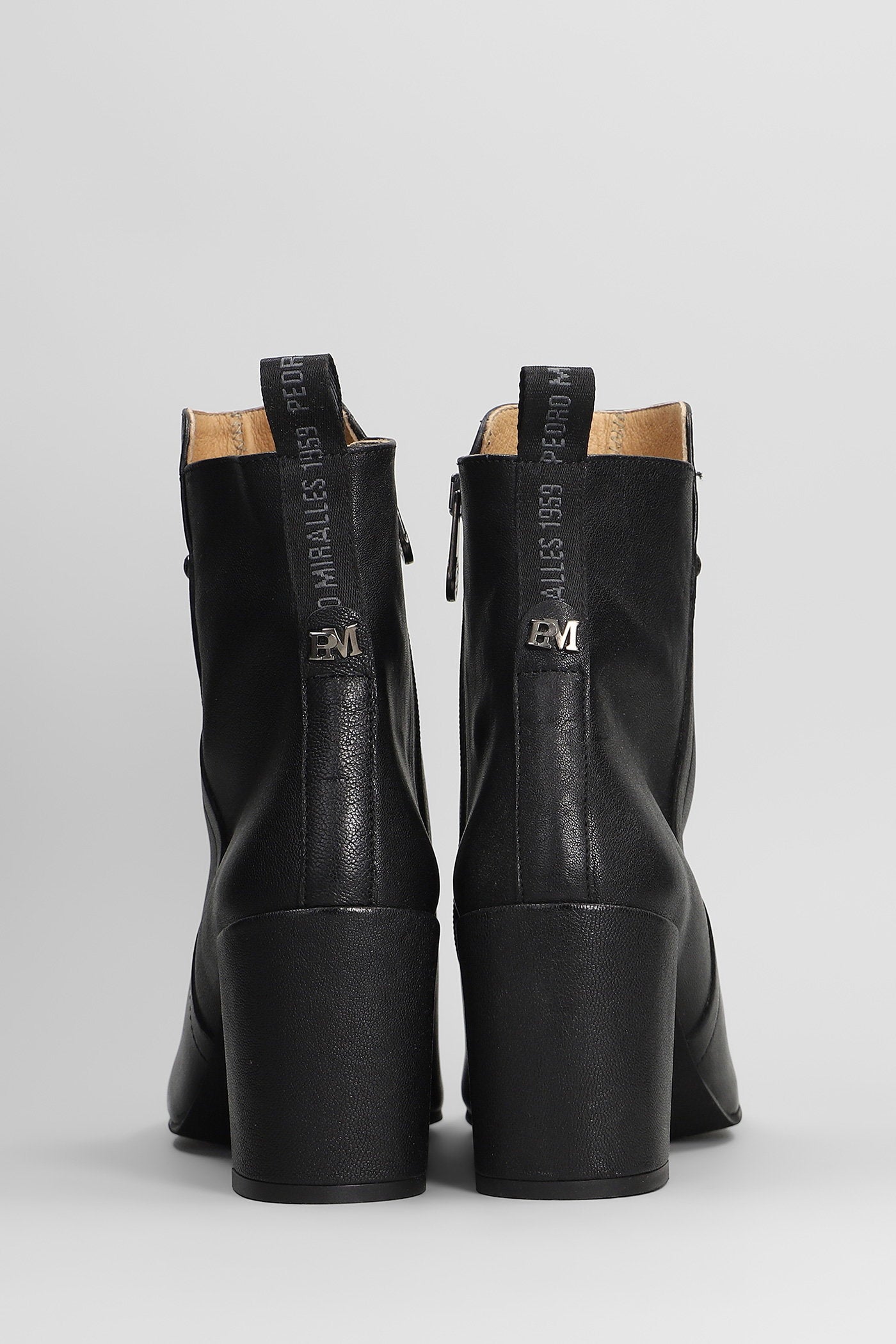 High heels Ankle boots in black leather Scarpe