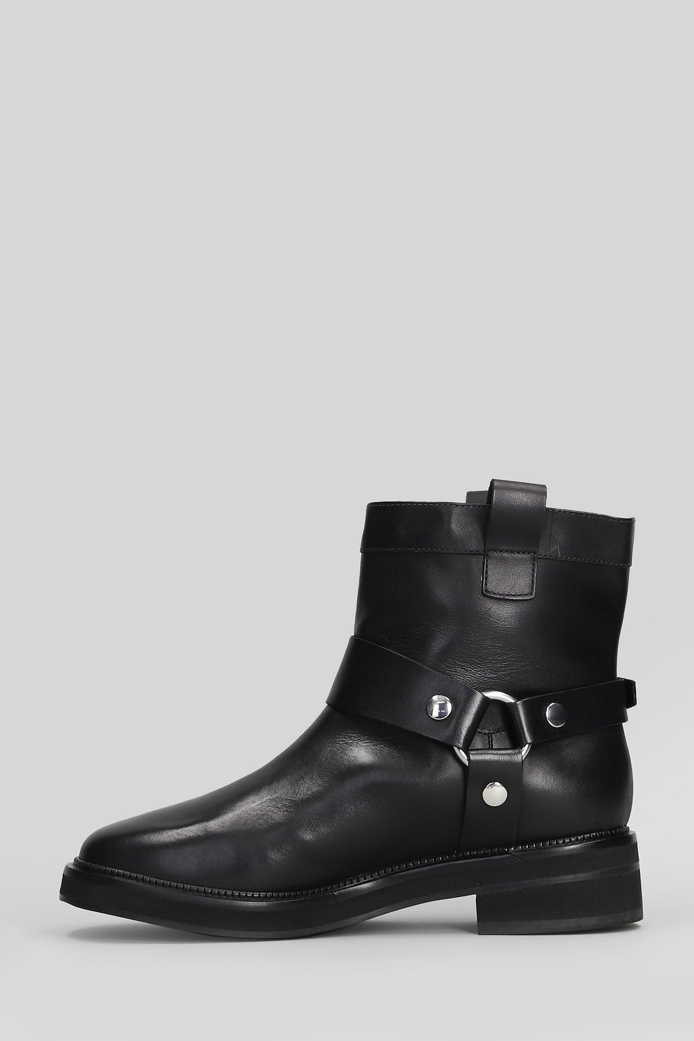 low heels Ankle boots in black leather Scarpe