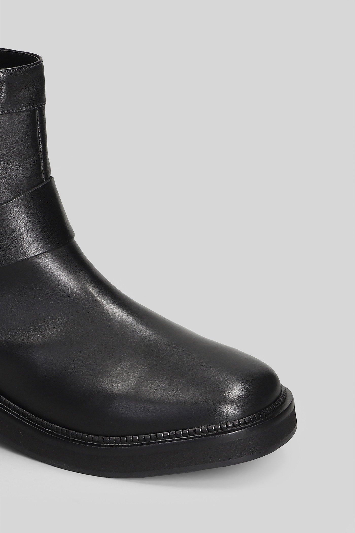 low heels Ankle boots in black leather Scarpe