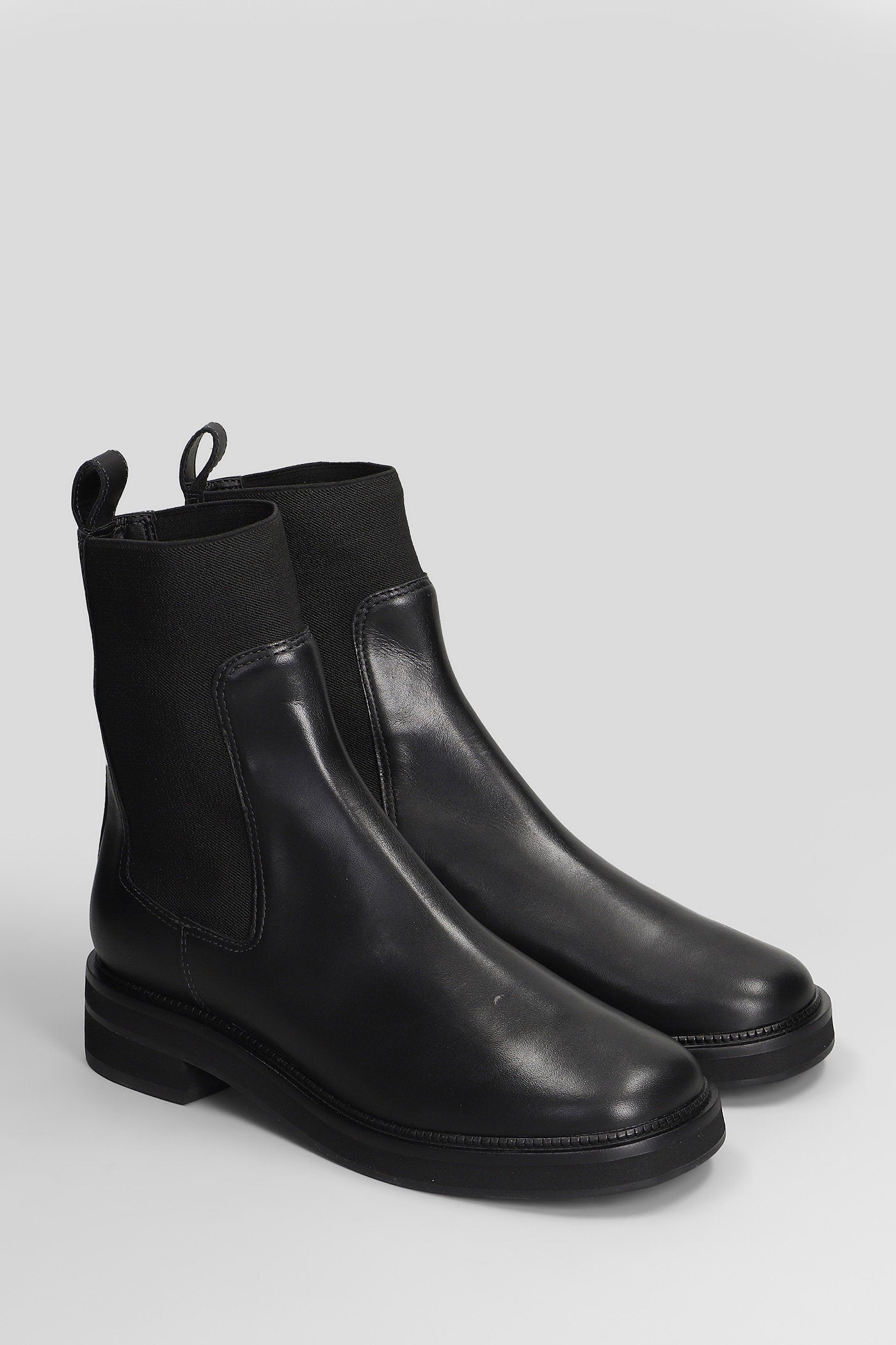 Combat boots in black leather Scarpe