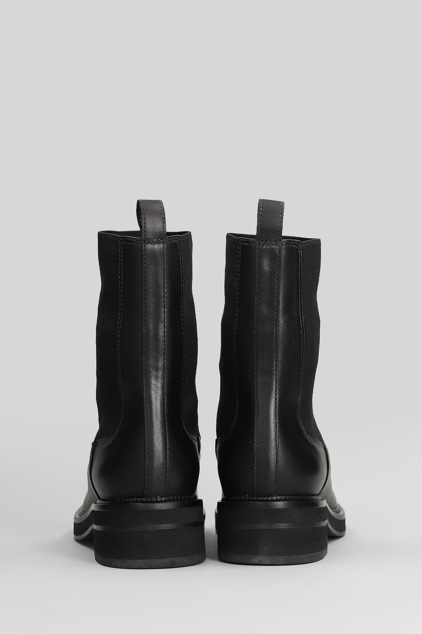 Combat boots in black leather Scarpe