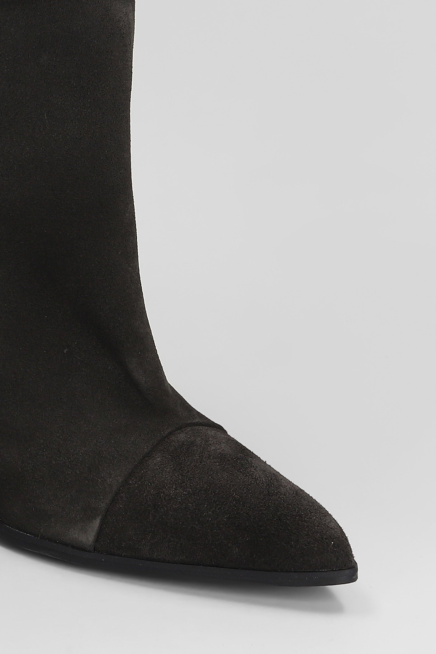 High heels Ankle boots in black suede Scarpe
