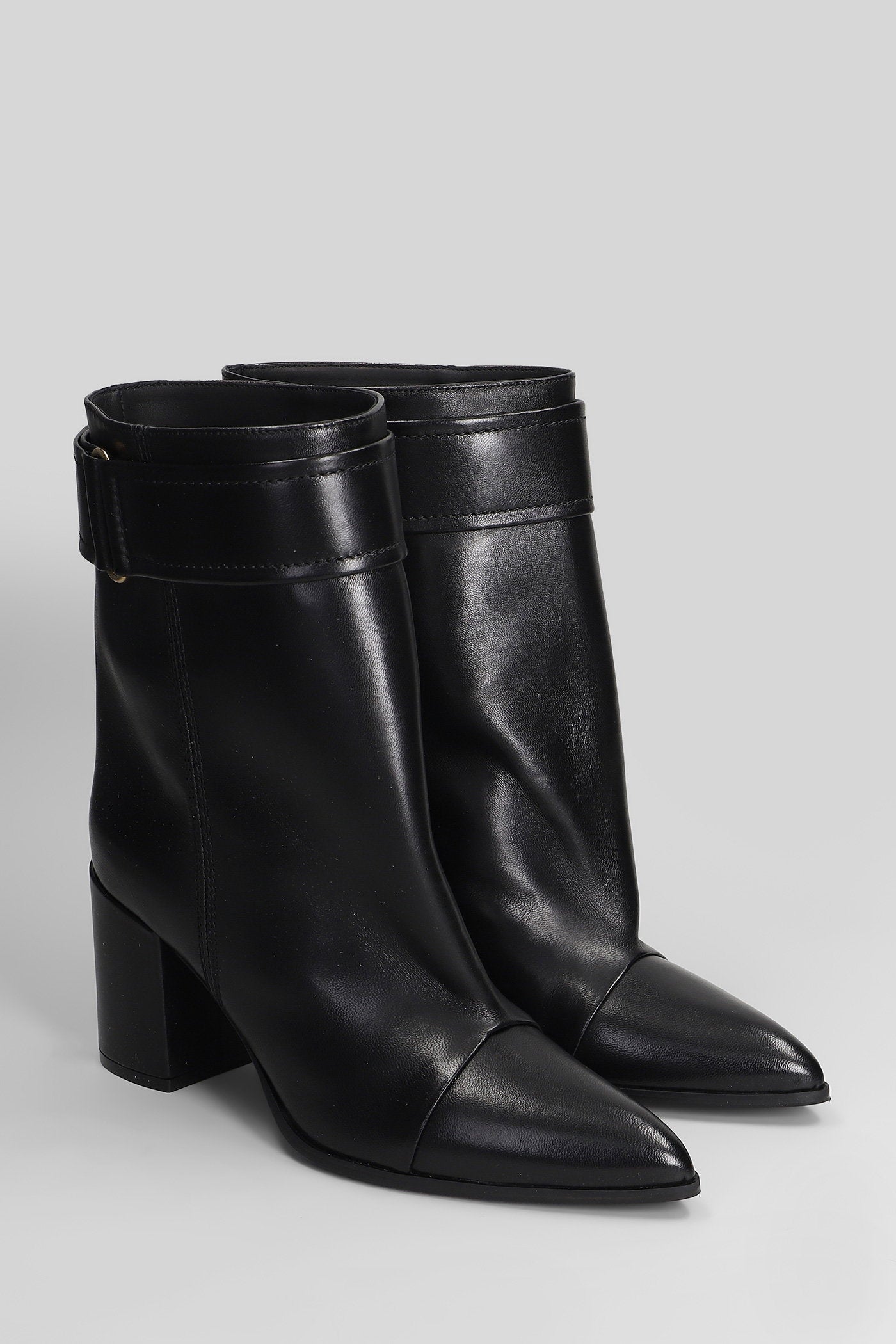 High heels Ankle boots in black leather Scarpe
