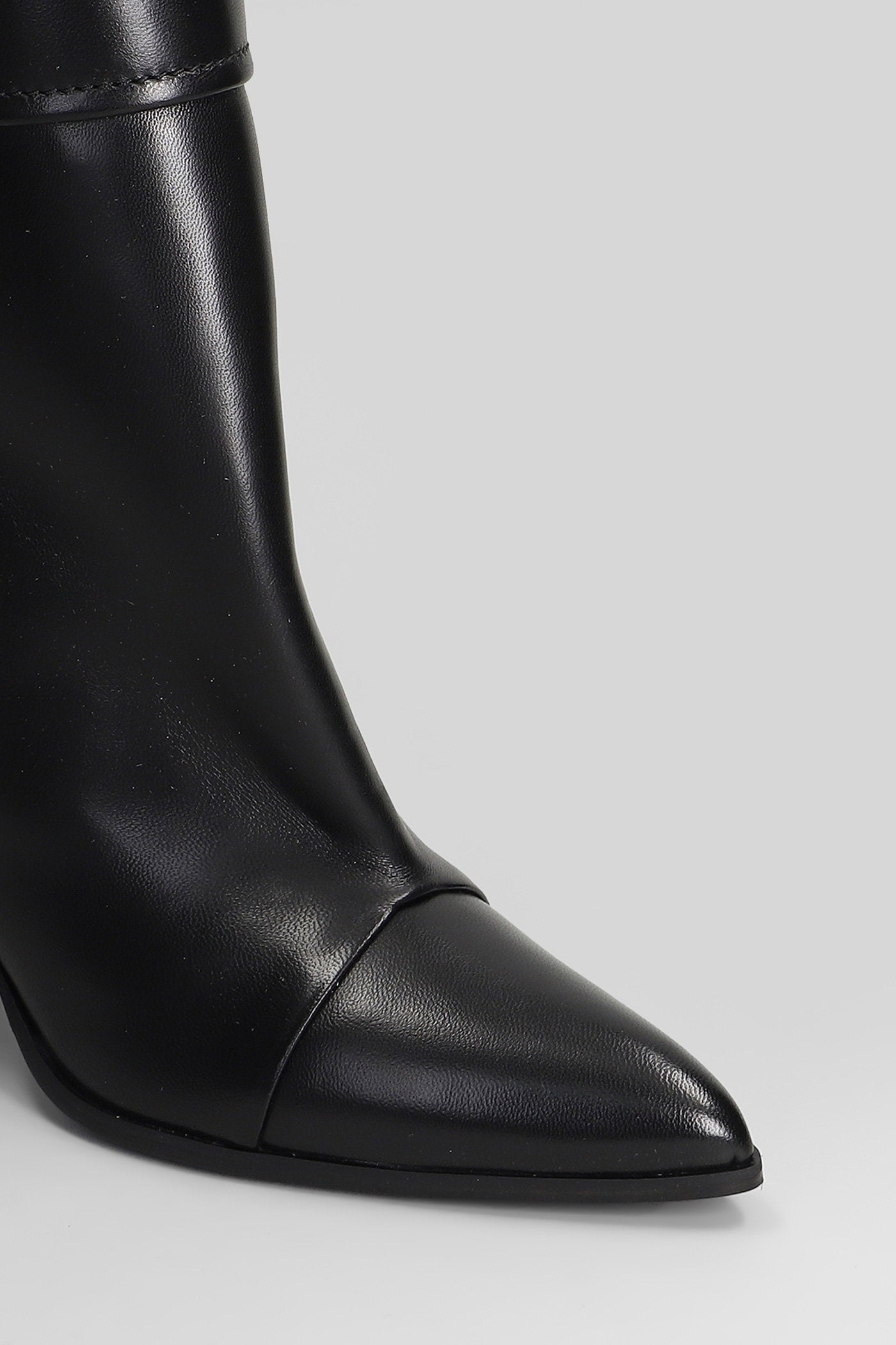 High heels Ankle boots in black leather Scarpe