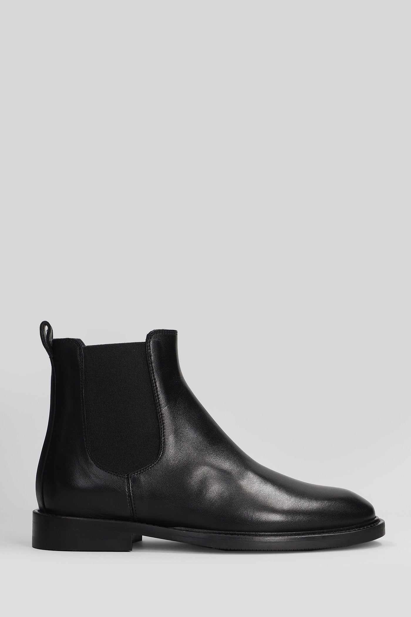 low heels Ankle boots in black leather Scarpe
